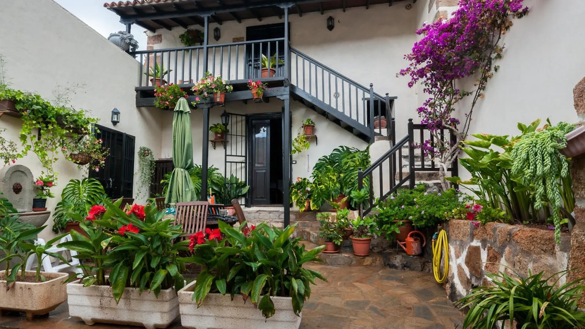Casa La Fuente contacts
